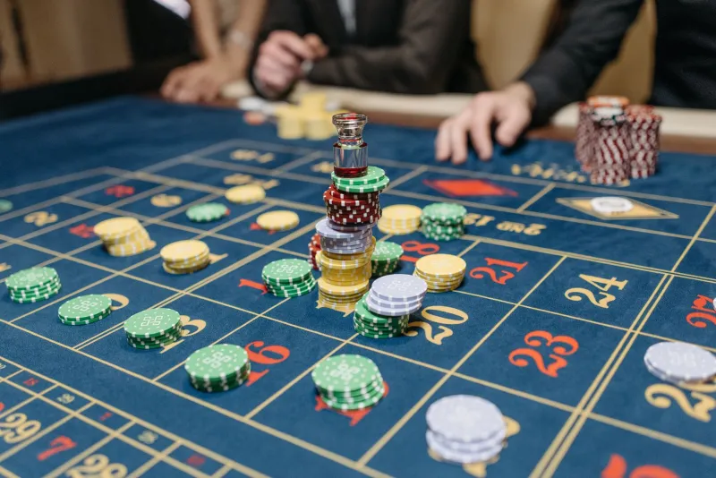 Follow the Fish: How Recreational Bettors Create Exploitable Market Gaps and How Pros Cash In